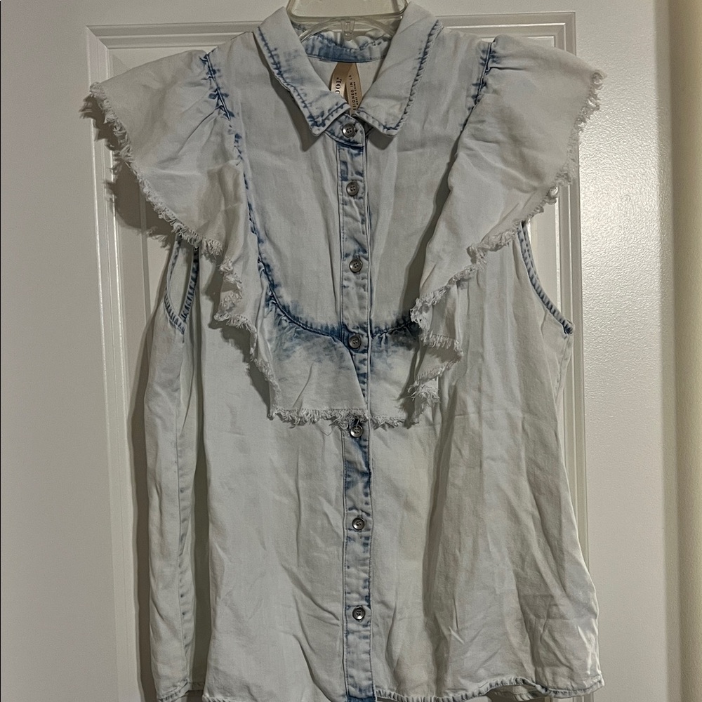 Sleeveless top with ruffle in GUC